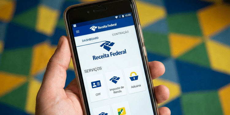Celular exibe o aplicativo da Receita Federal usado para consultar a restituição do Imposto de Renda 2026