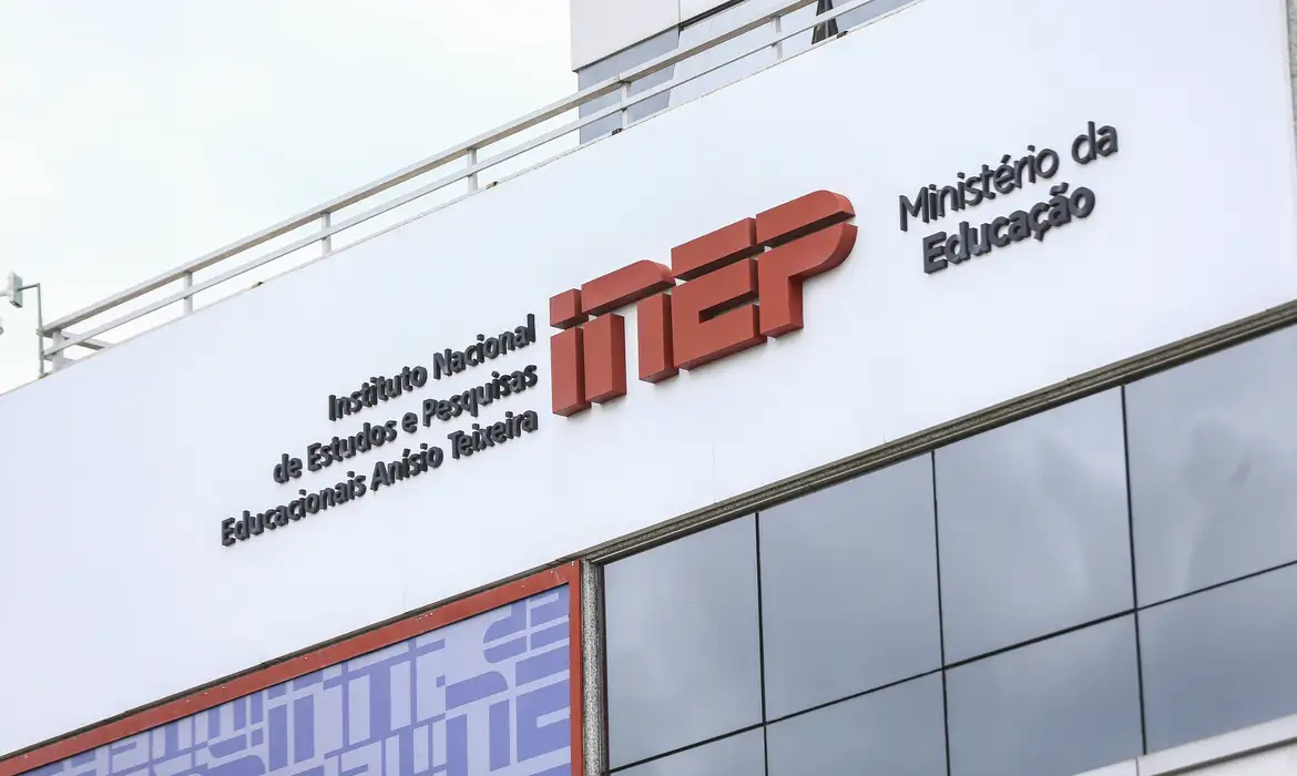 Fachada do prédio do Inep, vinculado ao Ministério da Educação, representando o órgão que nega mudança nos critérios de correção da redação do Enem e estuda o uso de inteligência artificial.