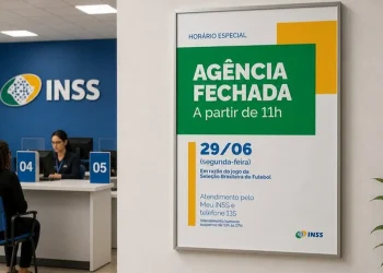 Interior de agência do INSS com atendente em guichê e placa informando fechamento antecipado do atendimento e alteração no horário de funcionamento do serviço 135.