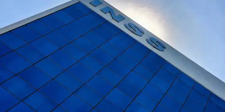 Prédio institucional do INSS representando ações de atendimento previdenciário durante mutirão de perícias médicas antecipadas.