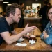 Homem demonstrando raiva e mulher ignorando, ilustração de baixa inteligência emocional em interações sociais.