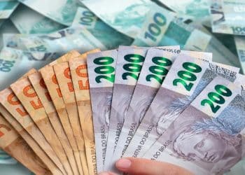 Leque de cédulas de real de R$ 50, R$ 100 e R$ 200, representando o valor acumulado do Incentivo-Conclusão do Pé-de-Meia