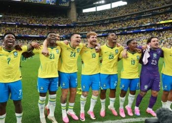 Imagem da Seleção Brasileira comemorando em campo a classificação que define o próximo jogo do Brasil, marcado para domingo às 17h pelas oitavas da Copa do Mundo 2026