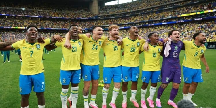 Imagem da Seleção Brasileira comemorando em campo a classificação que define o próximo jogo do Brasil, marcado para domingo às 17h pelas oitavas da Copa do Mundo 2026