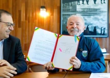 Presidente Lula exibe documento assinado da lei que cria a renovação automática da CNH