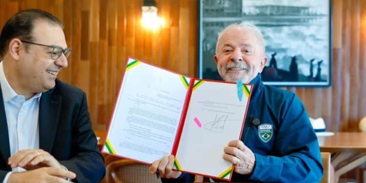 Presidente Lula exibe documento assinado da lei que cria a renovação automática da CNH