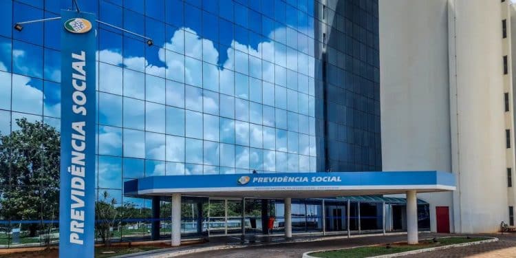 Fachada do edifício-sede da Previdência Social, órgão que define as regras para acumular dois benefícios do INSS