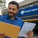 Brasileiro conferindo envelope e documentos do Imposto de Renda em frente à Receita Federal, simbolizando o próximo lote de restituição.