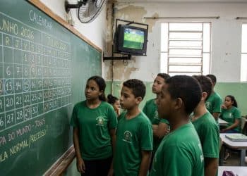 Estudantes observam na lousa o calendário de junho de 2026 com os jogos da Copa, em sala que terá rotina mantida durante o Mundial.