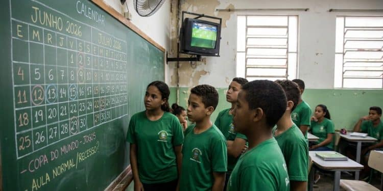 Estudantes observam na lousa o calendário de junho de 2026 com os jogos da Copa, em sala que terá rotina mantida durante o Mundial.