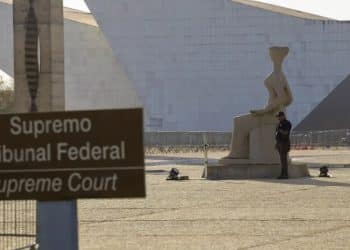 Placa do Supremo Tribunal Federal em frente à estátua da Justiça, em Brasília, onde foi decidido o fim da idade mínima da aposentadoria especial.