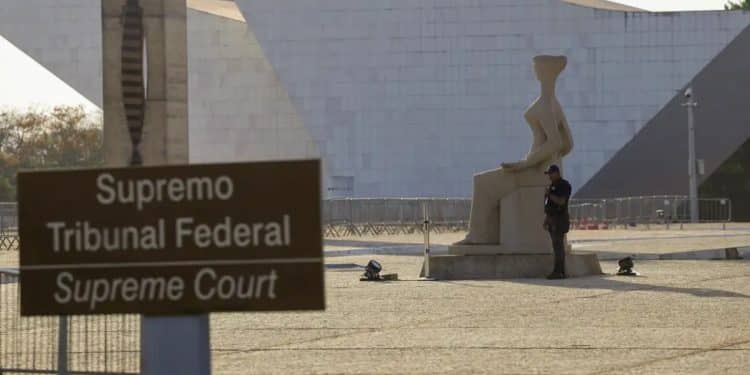 Placa do Supremo Tribunal Federal em frente à estátua da Justiça, em Brasília, onde foi decidido o fim da idade mínima da aposentadoria especial.