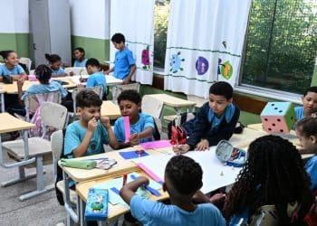 Turma da educação básica em escola pública, etapa em que o piso define o piso da carreira docente