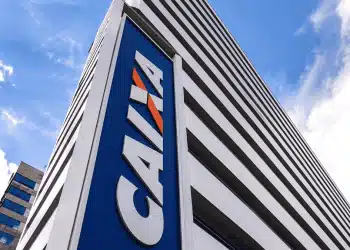 Fachada de agência da Caixa Econômica Federal ilustrando anúncio de pagamento de R$ 1.000 para CPFs com finais de 0 a 9 no dia 29 de junho.