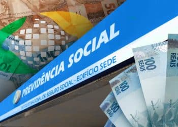 Fachada da Previdência Social com o logotipo do INSS e cédulas de real ao fundo, representando o pagamento extra do instituto