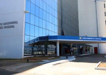 Fachada do prédio do INSS, instituto que paga aposentadorias, pensões, auxílios e BPC em junho de 2026.