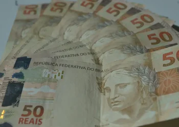 Cédulas de cinquenta reais representam o calendário do pagamento do Pé-de-Meia escalonado por mês de nascimento
