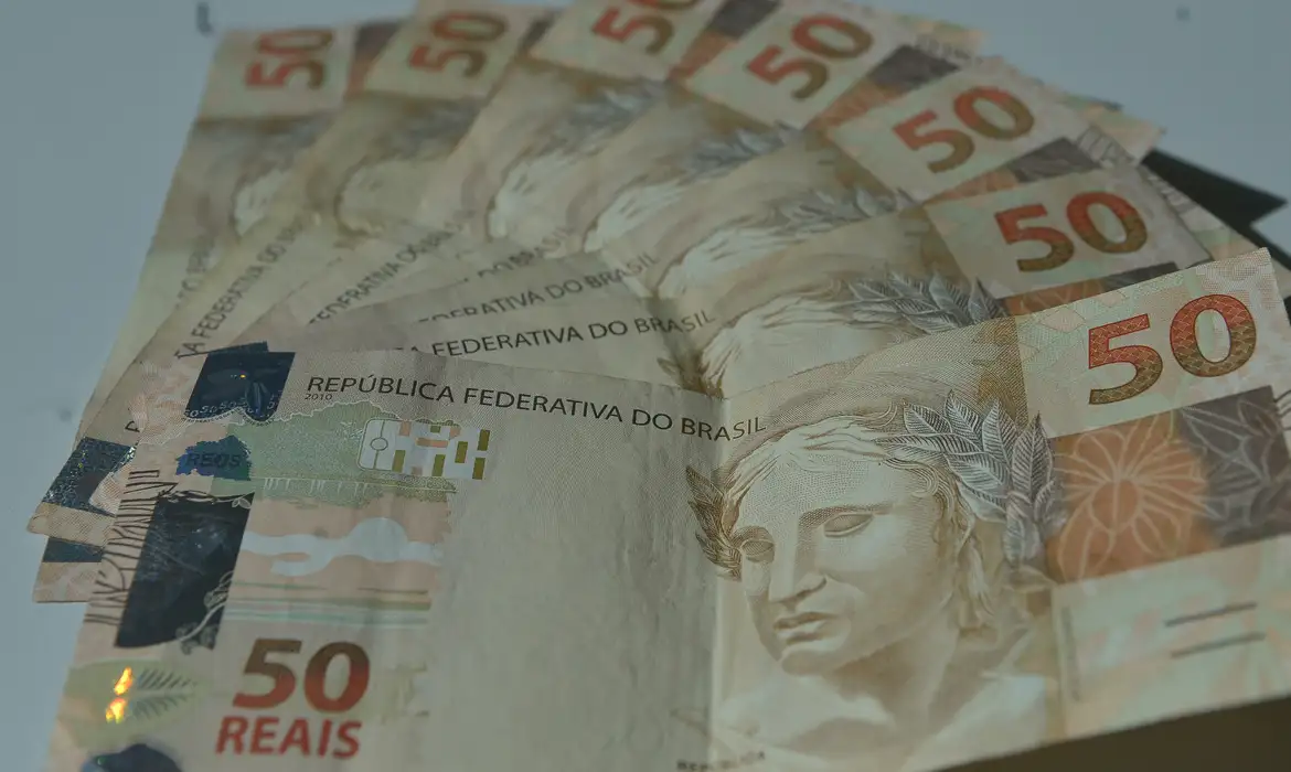 Notas de cinquenta reais representam o pagamento do Pé-de-Meia de junho e as regras que definem quem recebe