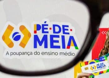 Logo do Pé-de-Meia e estudante com o cartão do programa, que libera novos valores em junho de 2026