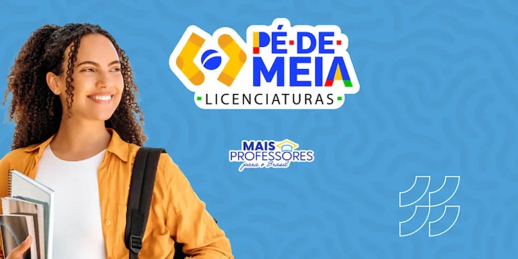 Estudante sorridente segura cadernos e mochila representando o programa Pé-de-Meia Licenciaturas, que oferece bolsa de R$ 1.050 aos estudantes classificados pelo Enem.