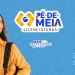Estudante sorridente segura cadernos e mochila representando o programa Pé-de-Meia Licenciaturas, que oferece bolsa de R$ 1.050 aos estudantes classificados pelo Enem.