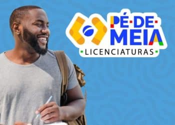 Estudante universitário sorridente com mochila ao lado do logotipo do programa