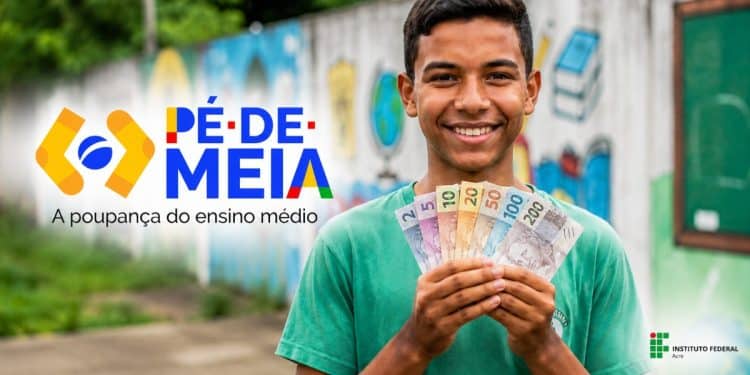 Estudante do ensino médio segura cédulas ao lado do logo do Pé-de-Meia, que vai pagar R$ 600 a novos alunos