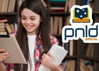 Estudante sorridente lendo em um tablet ao lado do logo do PNLD Digital, com estante de livros ao fundo