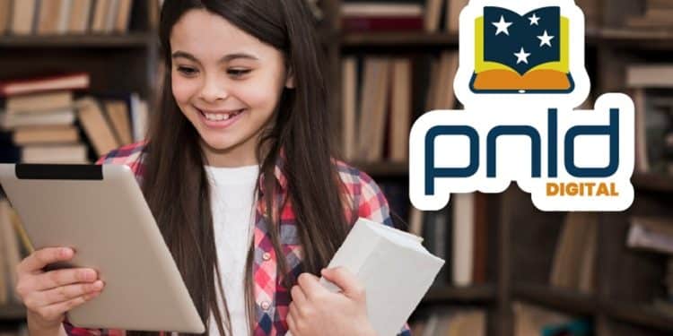 Estudante sorridente lendo em um tablet ao lado do logo do PNLD Digital, com estante de livros ao fundo