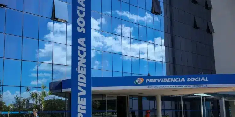 Fachada do prédio da Previdência Social do INSS em ambiente urbano moderno, representando a redução de prazos do programa de aceleração da análise de benefícios previdenciários no Brasil.