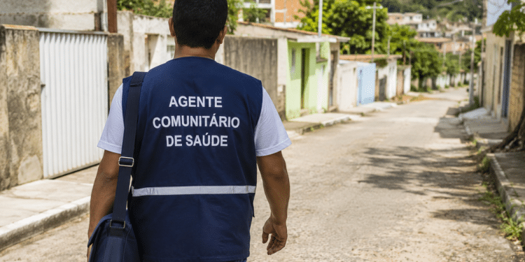 Agente Comunitário de Saúde caminha por rua residencial em imagem sobre vaga aberta na Prefeitura.
