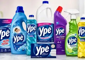 Produtos Ypê de limpeza em destaque, incluindo lava-roupas, desinfetantes e detergentes, após liberação parcial pela Anvisa.