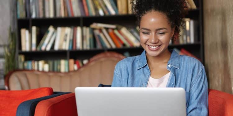 Estudante sorri ao concluir a inscrição no Enem 2026 pelo notebook após a prorrogação do prazo até 12 de junho