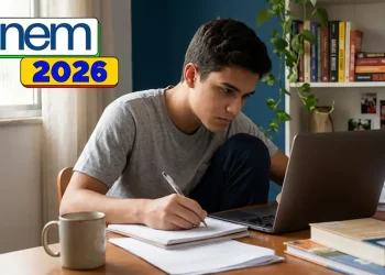 Estudante se prepara para a redação do Enem 2026 usando notebook e caderno, com destaque para o tema tecnologia e IA.