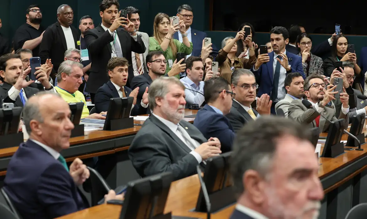 Deputados durante a votação na CCJ que aprovou a redução da maioridade penal de 18 para 16 anos