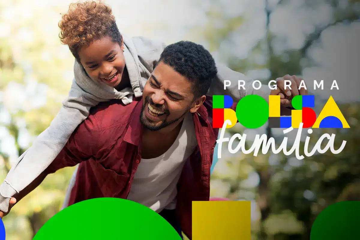 Pai sorri brincando com o filho nas costas ao ar livre, ao lado da logomarca do Programa Bolsa Família, em referência ao pagamento de junho de 2026