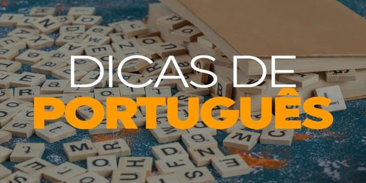 Peças de letras de madeira espalhadas ao lado de um livro com a expressão "Dicas de Português", ilustrando matéria sobre quando usar G ou J e a forma correta de escrever jiló.