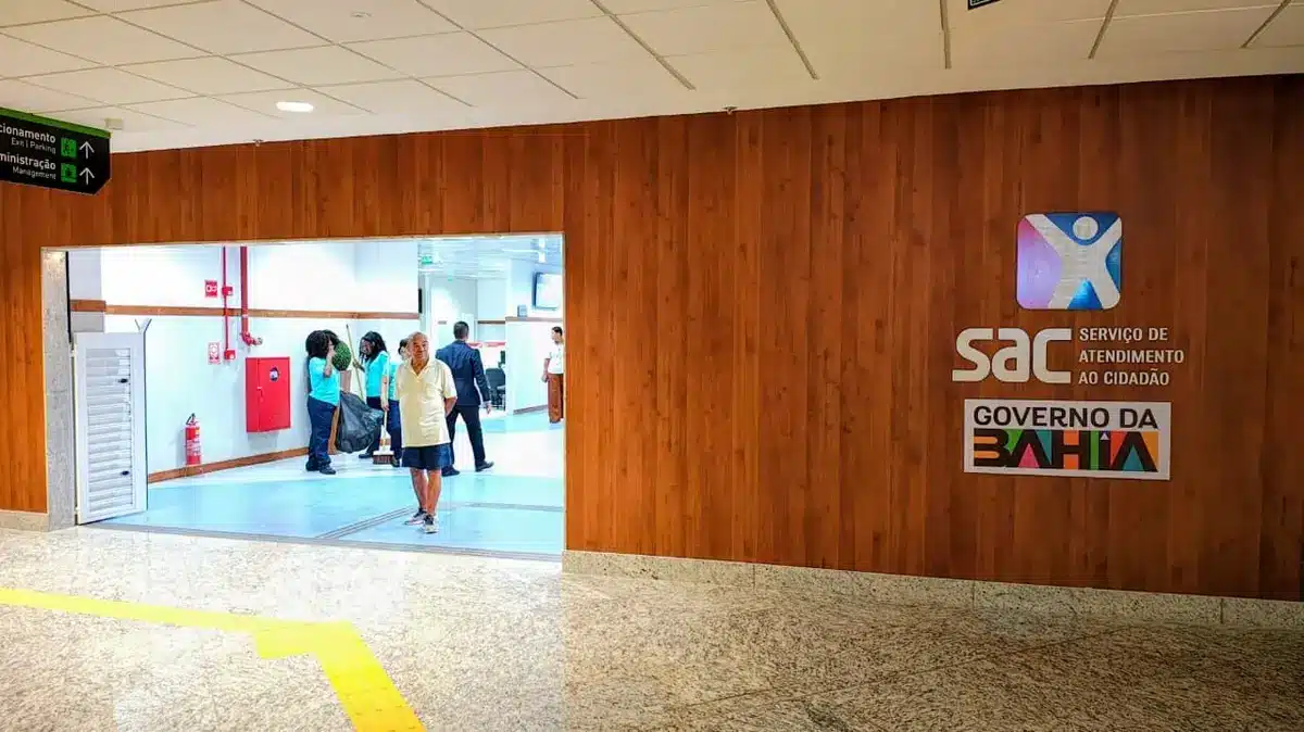 Entrada do SAC Rodoviária em Salvador com pessoas entrando e saindo.