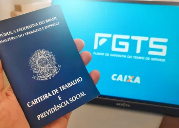 Carteira de Trabalho sendo usada para consultar FGTS saque-aniversário após demissão.