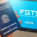 Carteira de Trabalho sendo usada para consultar FGTS saque-aniversário após demissão.