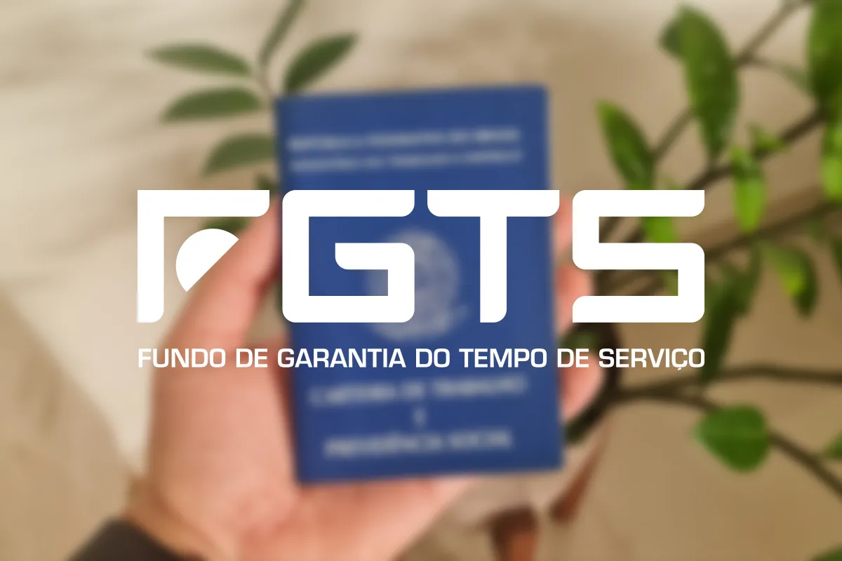 Carteira de Trabalho mostrando saque-aniversário do FGTS para trabalhadores demitidos.