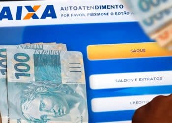 Tela de autoatendimento da Caixa com a opção "Saque" em destaque e cédulas de real, representando o Saque Calamidade do FGTS.