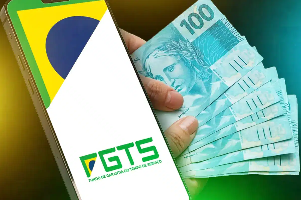 Imagem ilustrativa do saque calamidade do FGTS com celular e cédulas de dinheiro.