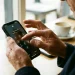 Pessoa digitando a senha de bloqueio no iPhone para aumentar a proteção de dados e a privacidade.
