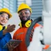 Dois técnicos em segurança do trabalho analisando equipamentos de proteção em ambiente industrial.