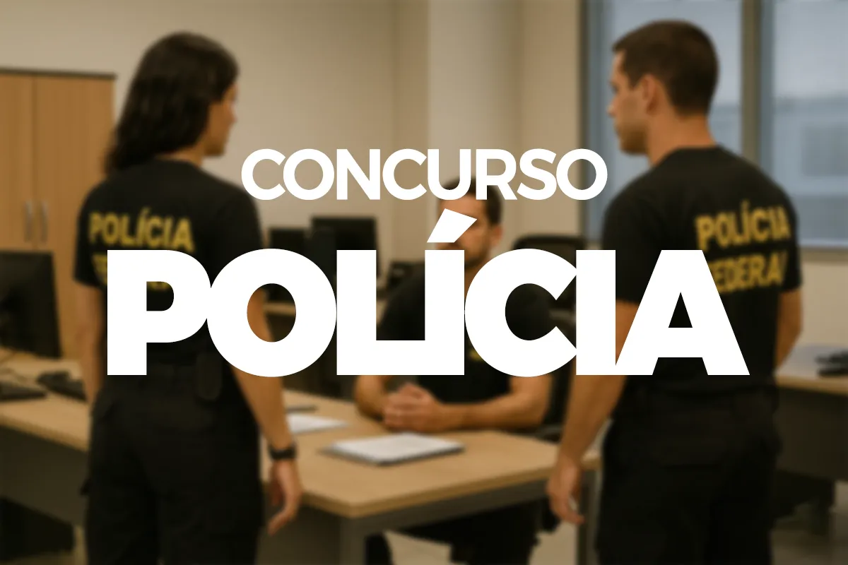 Três policiais federais em sala com computadores durante cenário de avaliação, texto "Concurso Polícia" sobreposto.