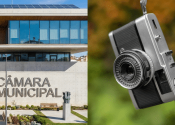Imagem mostra a câmara municipal de um lado e do outro uma máquina de fotografias.