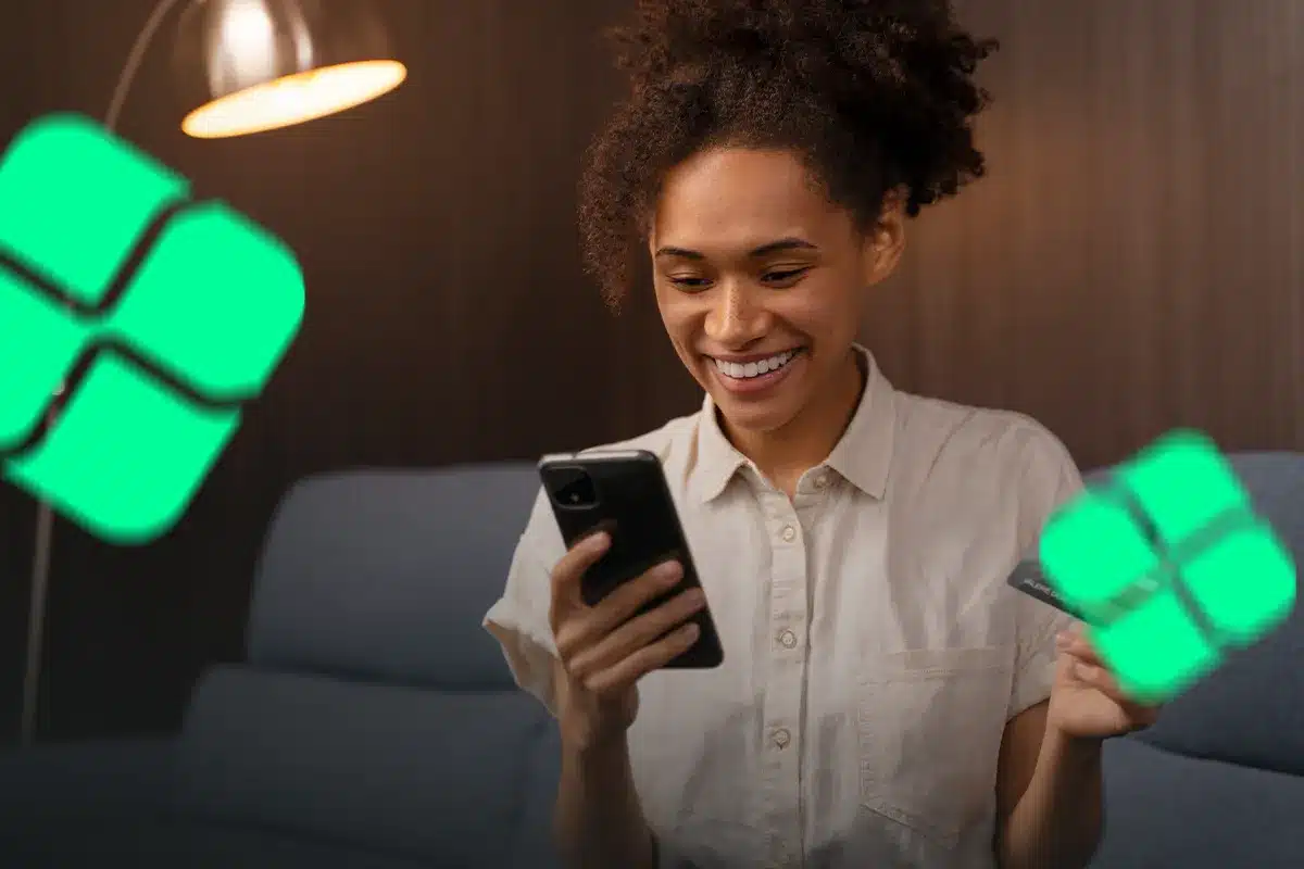 Menina sorrindo com celular na mão e ícones do Pix em volta.