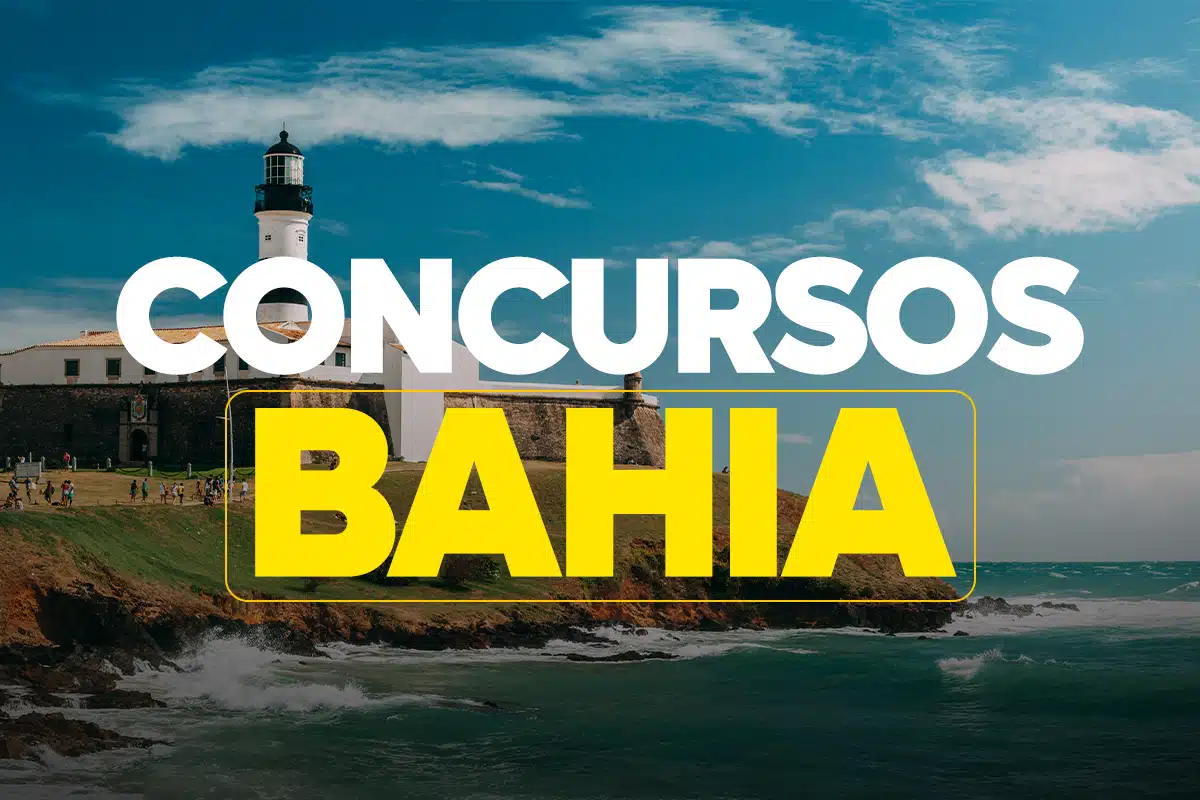 Nome "Concursos Bahia” sobre imagem do Farol da Barra com céu azul e mar agitado.
