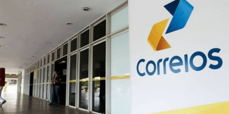 Fachada de agência dos Correios com logo em destaque.
